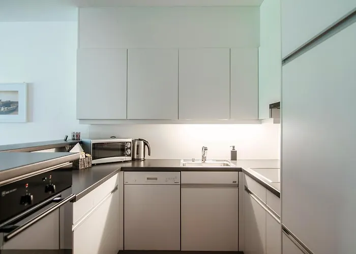 アパート Cadro Garden By Quokka 360 - Flat With Garden View *